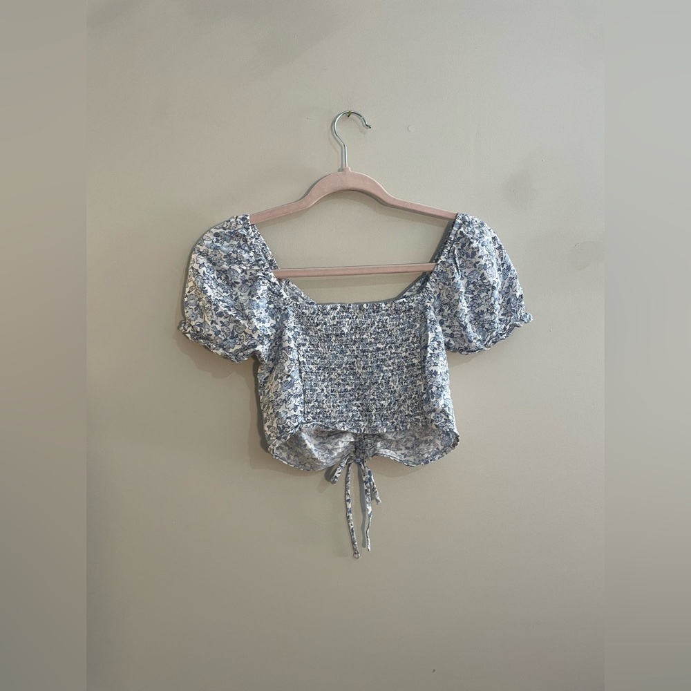 Hollister White and Blue Floral Cropped Capped Sleeves Top - Picture 5 of 5